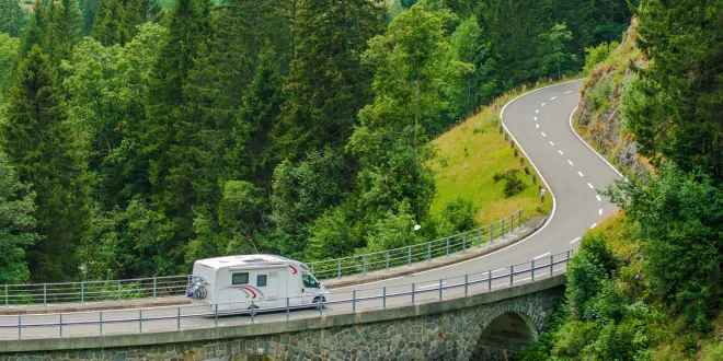 Getting Around Australia: A Guide to Domestic Flights and Campervan Rentals
